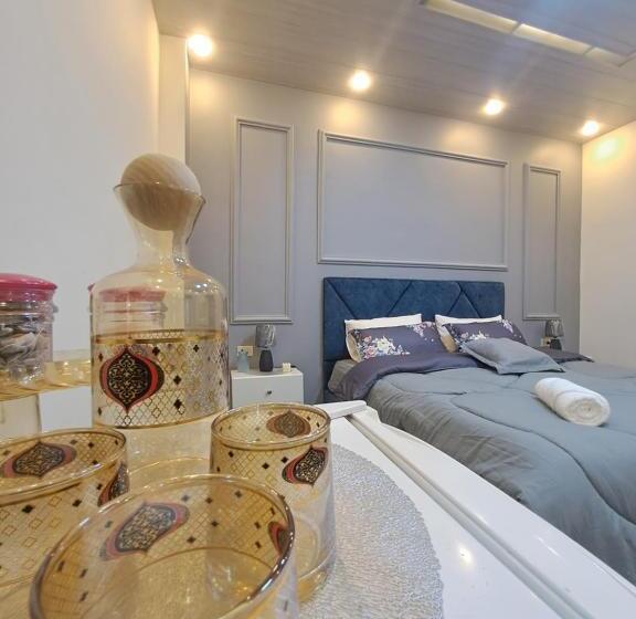 اتاق لوکس با تخت بزرگ, Hadrian S Arch