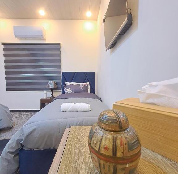 اتاق لوکس با تخت بزرگ, Hadrian S Arch