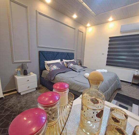 اتاق لوکس با تخت بزرگ, Hadrian S Arch