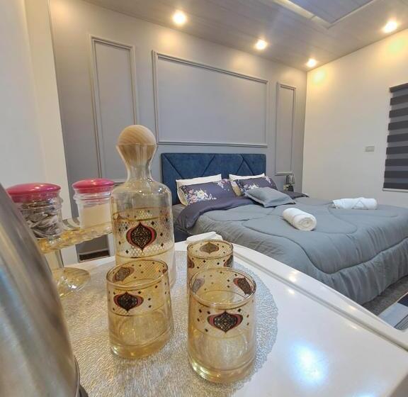 اتاق لوکس با تخت بزرگ, Hadrian S Arch