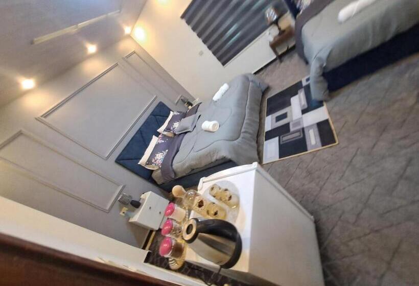 اتاق لوکس با تخت بزرگ, Hadrian S Arch