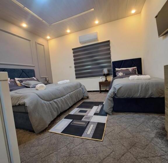 اتاق لوکس با تخت بزرگ, Hadrian S Arch