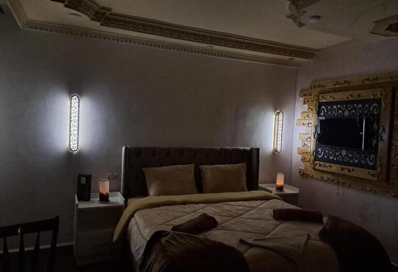 اتاق استاندارد با تخت بزرگ, Hadrian S Arch