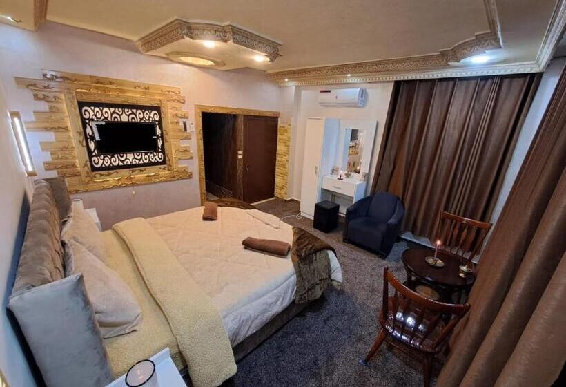 اتاق استاندارد با تخت بزرگ, Hadrian S Arch