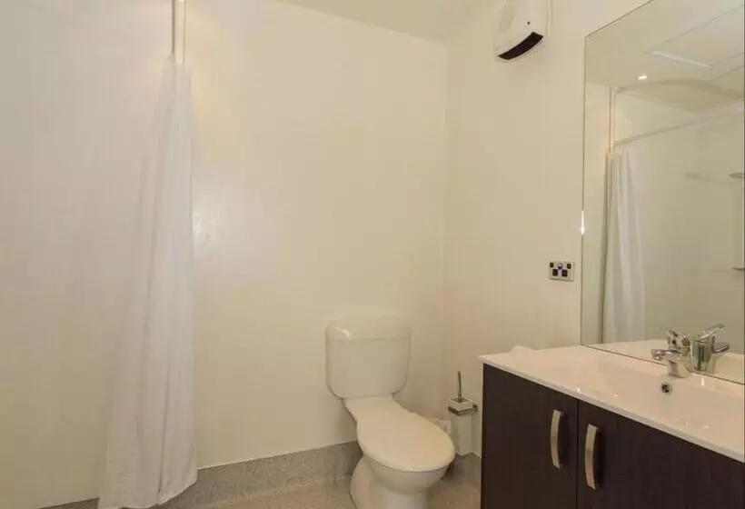 スタンダードスタジオ, Clearbrook Motel & Serviced Apartments
