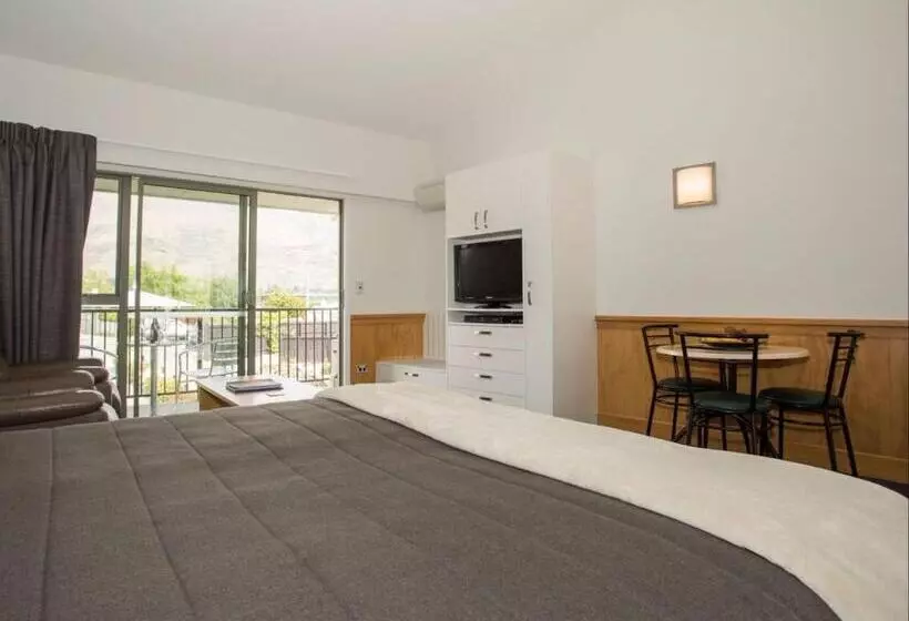 スタンダードスタジオ, Clearbrook Motel & Serviced Apartments