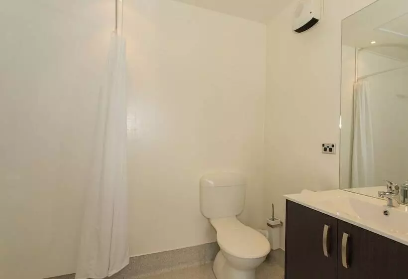 スタンダードスタジオ, Clearbrook Motel & Serviced Apartments