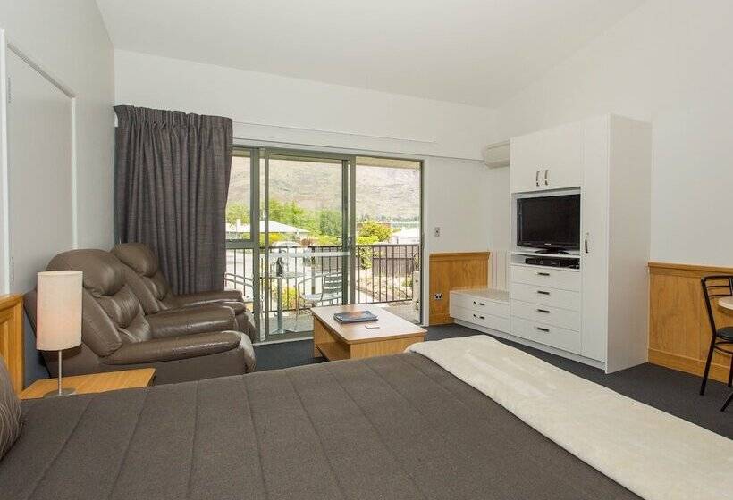 스탠다드 스튜디오, Clearbrook Motel & Serviced Apartments