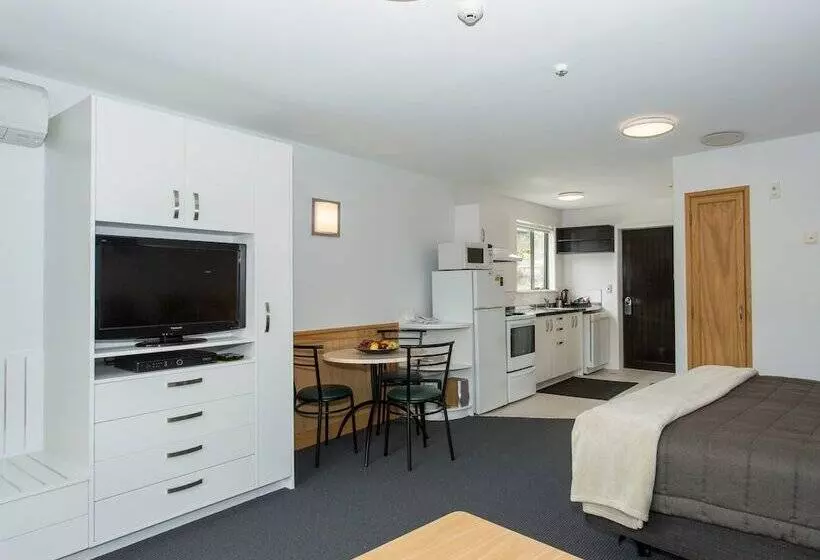 スタンダードスタジオ, Clearbrook Motel & Serviced Apartments