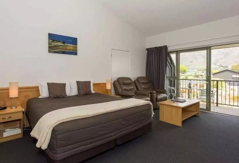 スタンダードスタジオ, Clearbrook Motel & Serviced Apartments