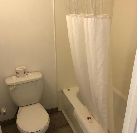 غرفة قياسية سرير كينج, Knights Inn Huntsville