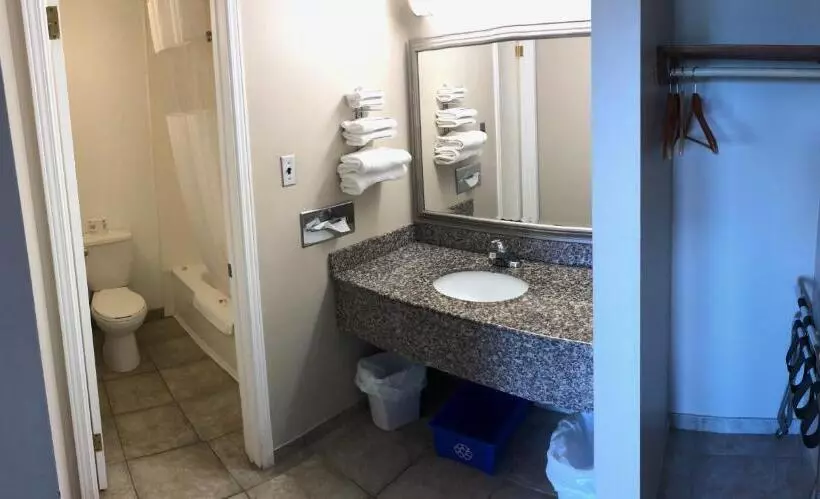 キングサイズベッドのスタンダードルーム, Knights Inn Huntsville