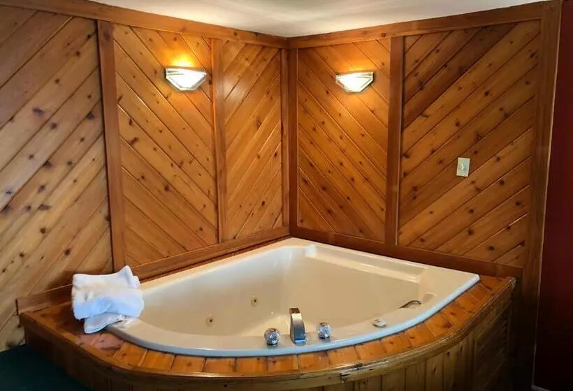 キングサイズベッドのデラックスルーム, Knights Inn Huntsville