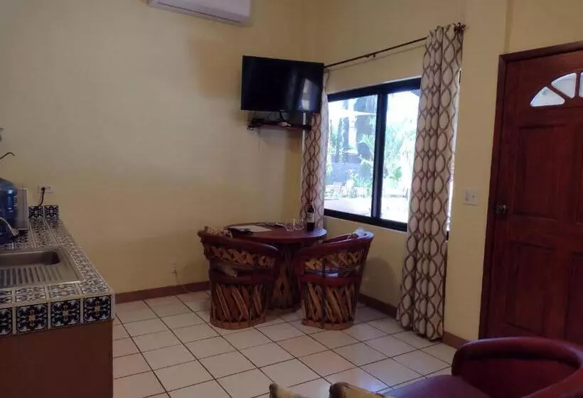 سوییت با چشم‌انداز استخر, Loreto Playa Boutique