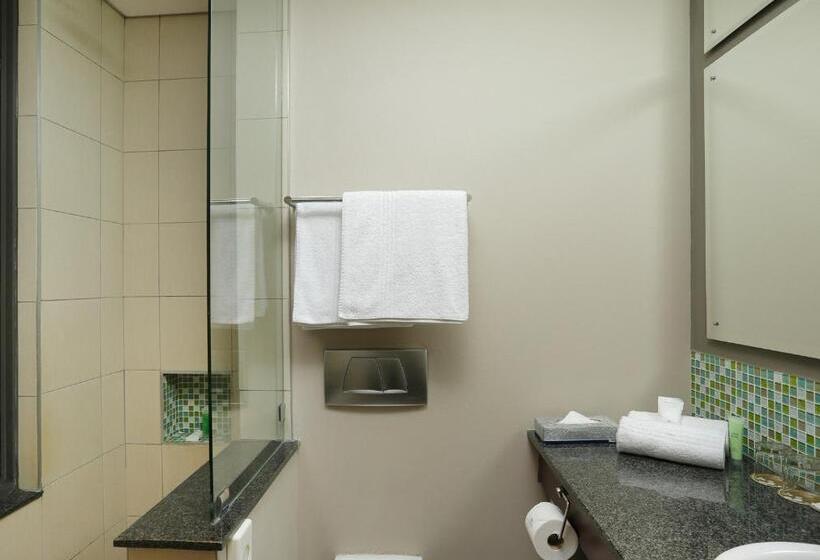 חדר סטנדרט מותאם לאדם עם מוגבלויות, Peermont Metcourt At Umfolozi Empangeni