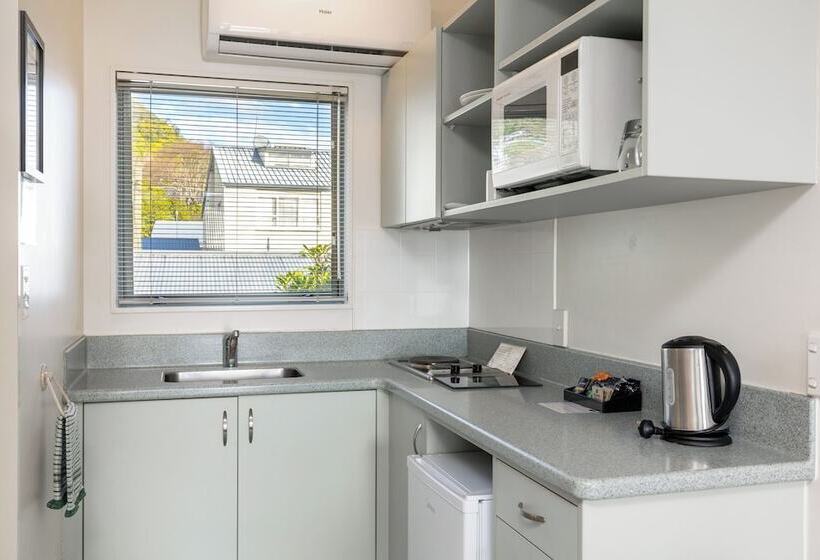 استودیو اجرایی, Jasmine Court Motel