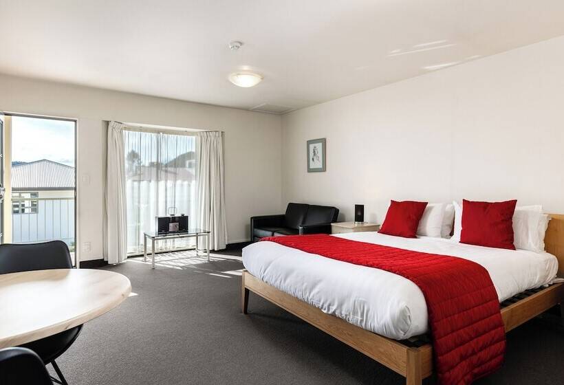 استودیو اجرایی, Jasmine Court Motel