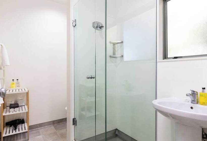 استودیوی استاندارد, Jasmine Court Motel