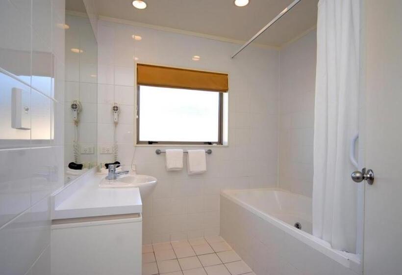 דירת חדר, Village Motel