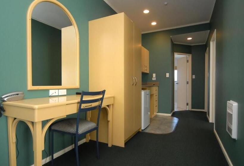 דירת חדר, Village Motel