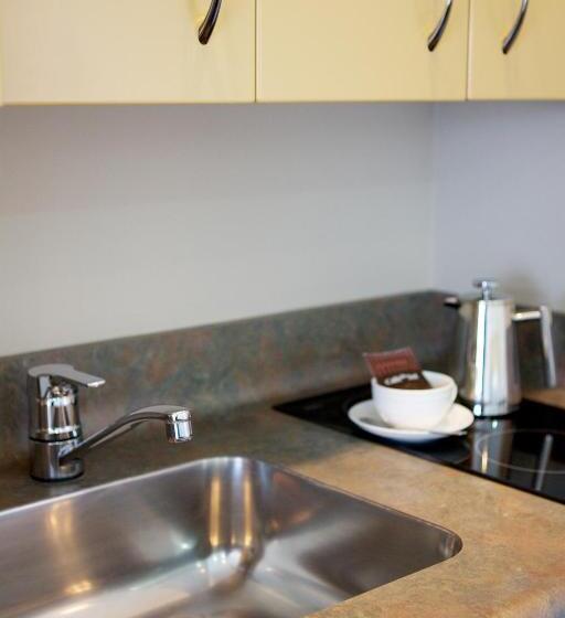 דירת שני חדרים, Village Motel