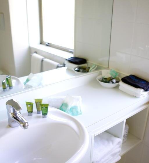 דירת שני חדרים, Village Motel