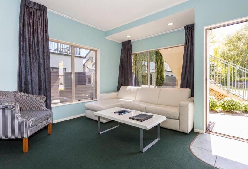 דירת שני חדרים, Village Motel