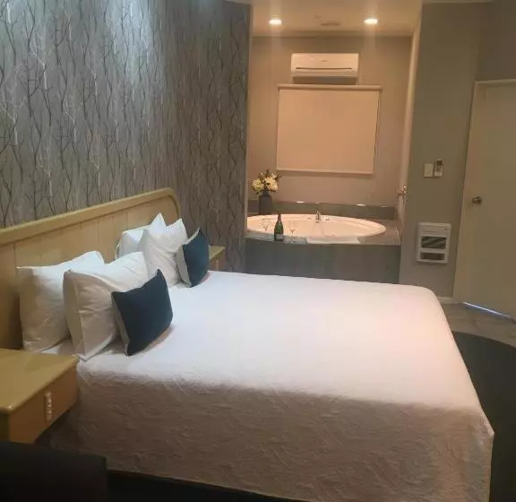 スタンダードスタジオ, Village Motel