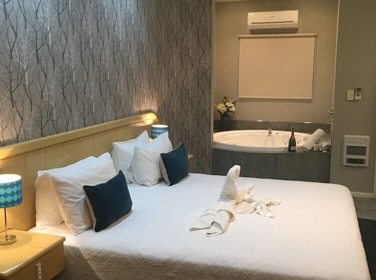 דירת שני חדרים, Village Motel