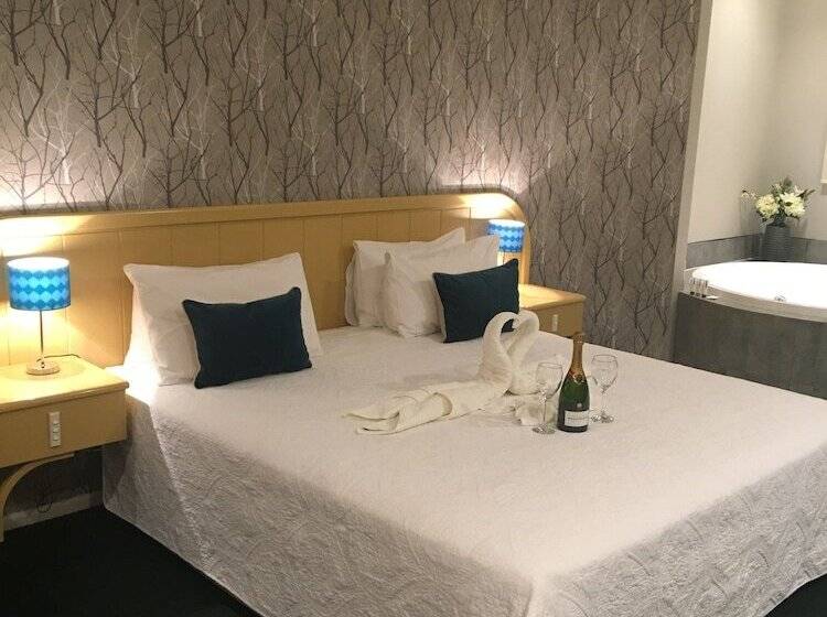 דירת שני חדרים, Village Motel