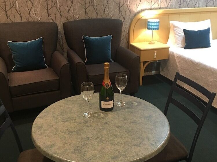 דירת שני חדרים, Village Motel