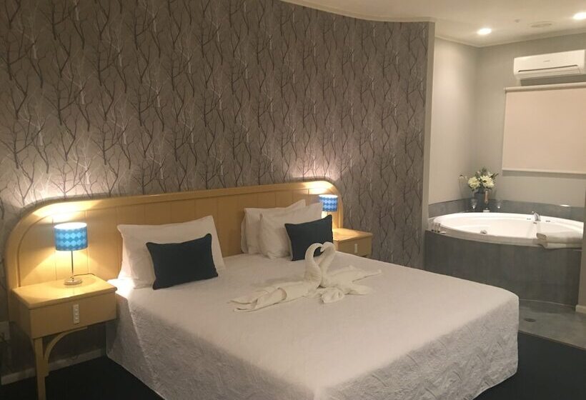 דירת שני חדרים, Village Motel