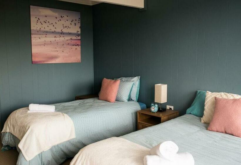 חדר סטנדרט לשלושה, Coast Motel Eden