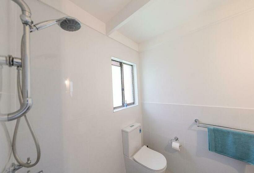 חדר סטנדרט לשלושה, Coast Motel Eden