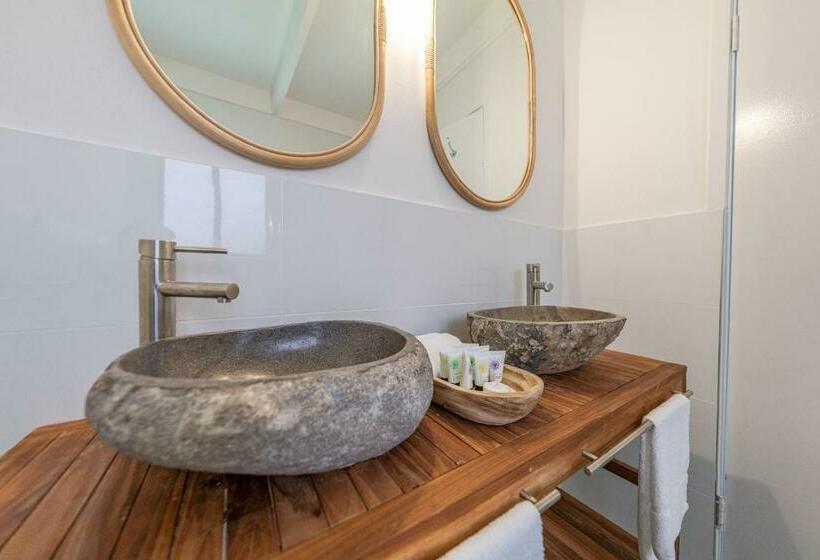 חדר סטנדרט לשלושה, Coast Motel Eden