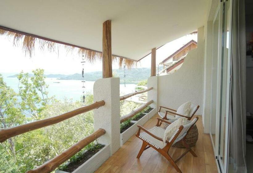 Номер Deluxe, Theodor At Labuan Bajo