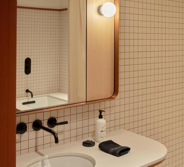 اتاق سوپریور با تخت بزرگ, Ace Hotel Toronto