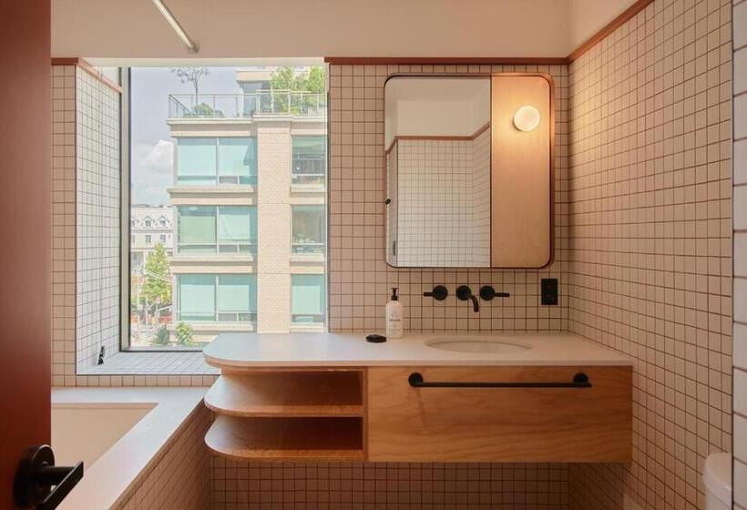 חדר סטנדרט לארבעה, Ace Hotel Toronto