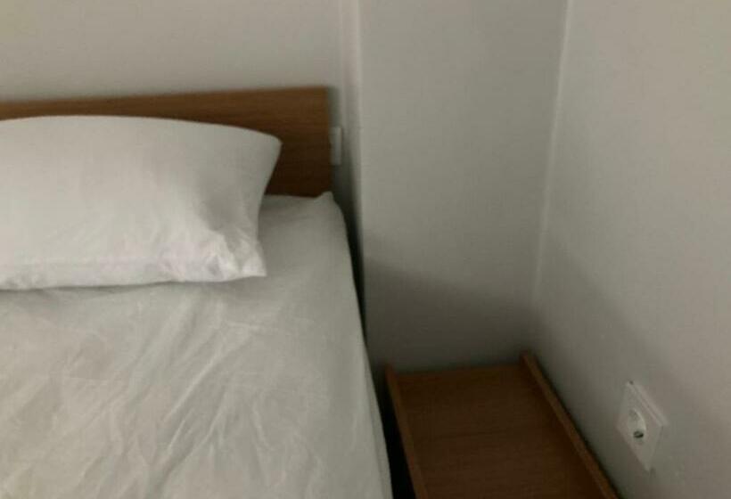 غرفة قياسية مطلة على المدينة, Nr1