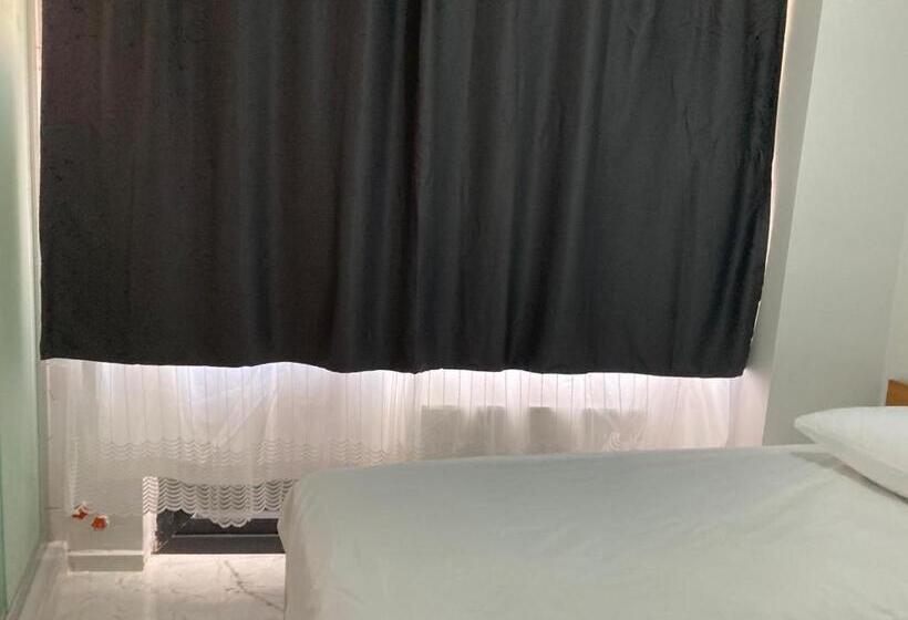 غرفة قياسية مطلة على المدينة, Nr1