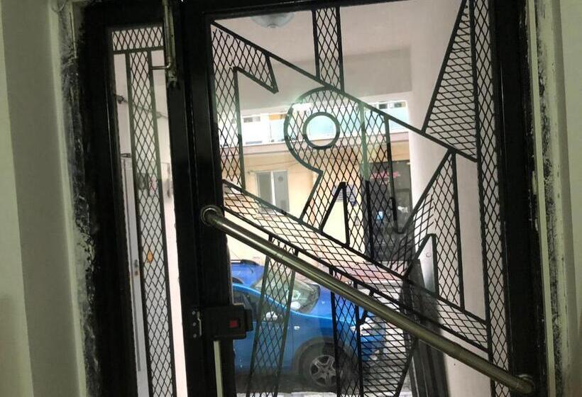 غرفة قياسية مزوَّدة بشُرفة, Nr1