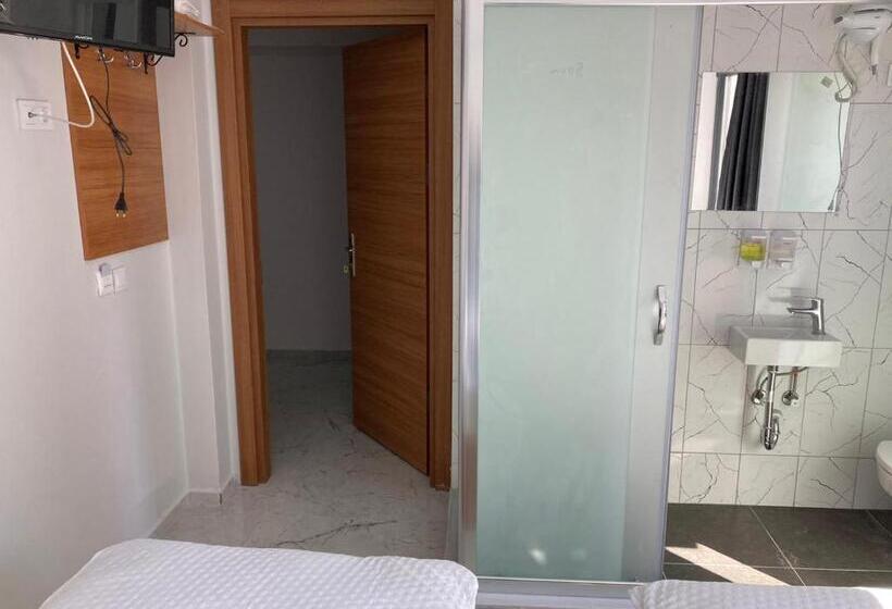 غرفة قياسية مزوَّدة بشُرفة, Nr1