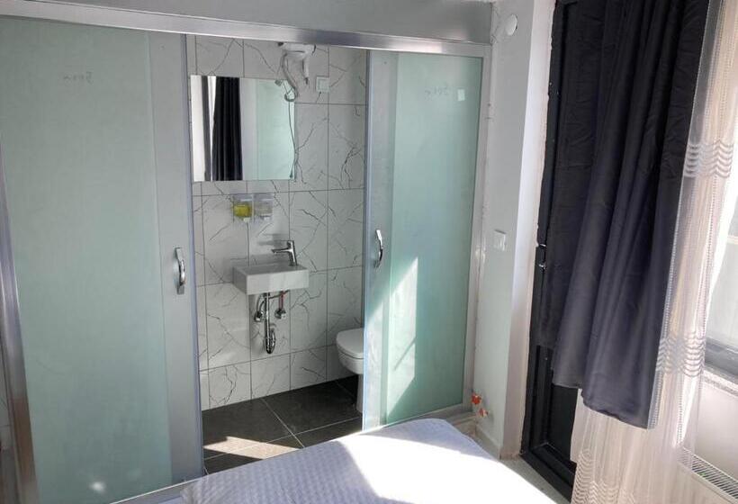 غرفة قياسية مزوَّدة بشُرفة, Nr1