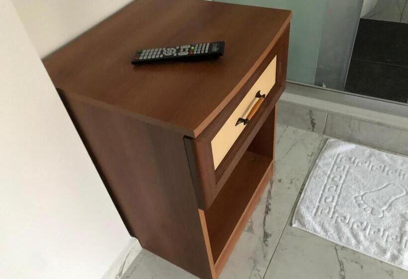 غرفة قياسية مزوَّدة بشُرفة, Nr1