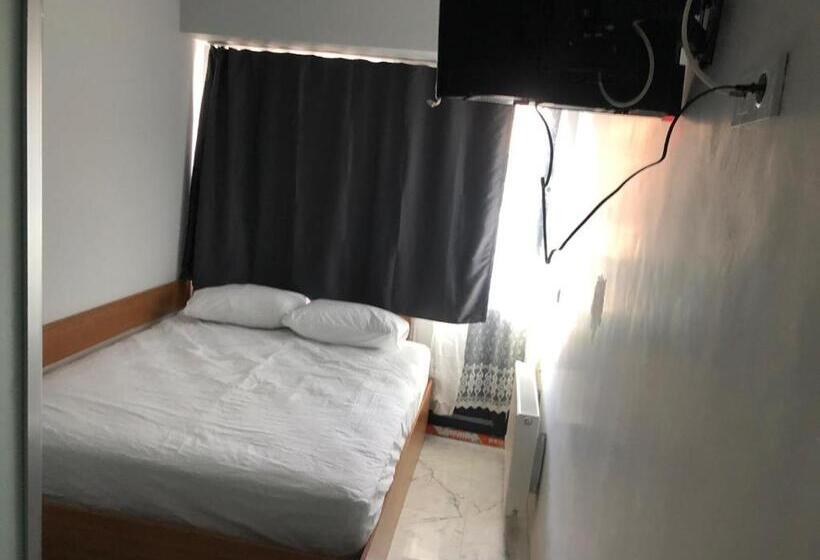 غرفة قياسية مزوَّدة بشُرفة, Nr1