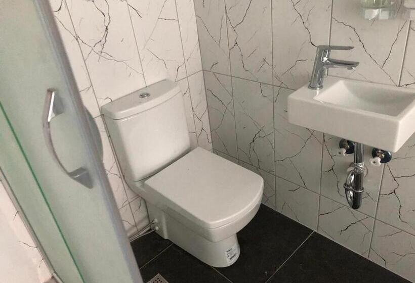 غرفة قياسية مزوَّدة بشُرفة, Nr1