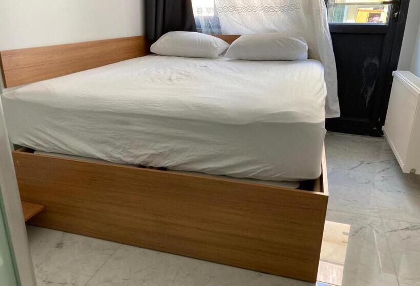 غرفة قياسية مزوَّدة بشُرفة, Nr1