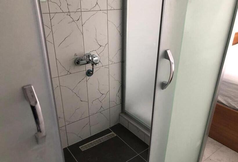 غرفة قياسية مزوَّدة بشُرفة, Nr1