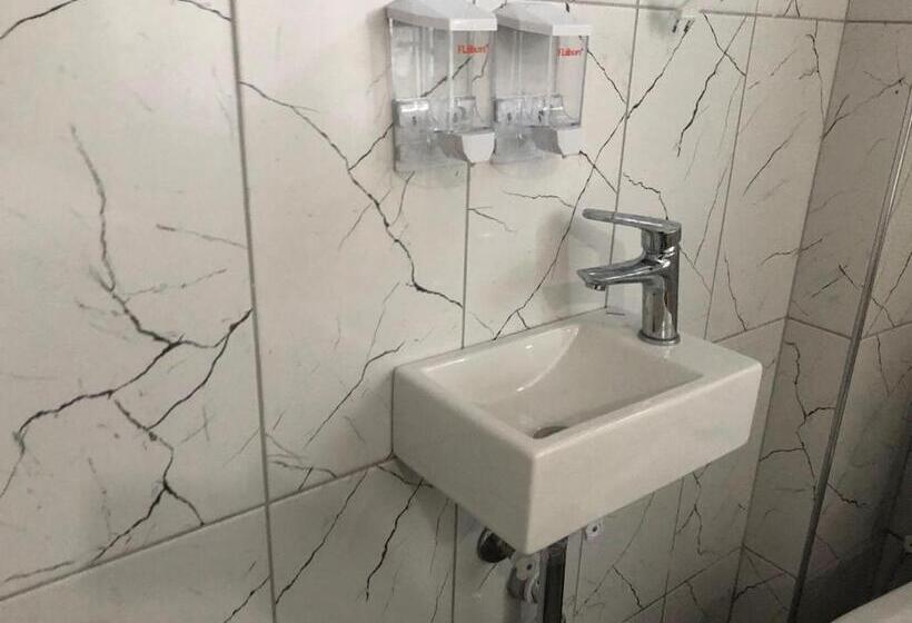 غرفة قياسية مزوَّدة بشُرفة, Nr1