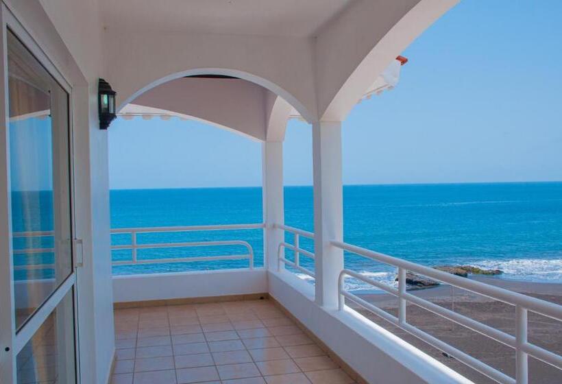 سوییت با چشم‌انداز دریا, Falucho Paradise Beach